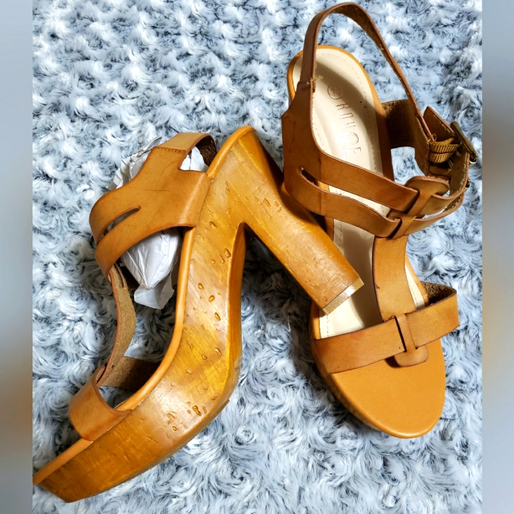 Rouge Helium tan clog heels